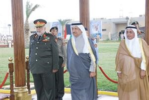 الشيخ جابر المبارك لدى وصوله الى مقر وزارة الدفاع لاستقبال المهنئين بـ العيدمن القيادات العسكرية والادارية في عيد الاضحى ويبدو في استقباله رئيس الاركان العامة الفريق ركن الشيخ احمد الخالد﻿