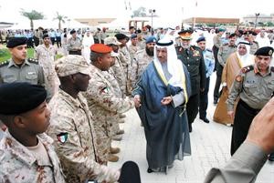 الشيخ جابر المبارك مصافحا عددا من افراد الجيش لدى وصوله الى مقر وزارة الدفاع لاستقبال المهنئين من القيادات العسكرية والادارية في عيد الاضحى﻿