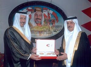 ملك البحرين الشيخ حمد بن عيسي ال خليفة مكرما الشيخ جابر المبارك﻿
