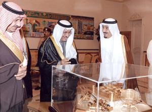 الامير سلمان بن عبد العزيز ال سعود يطلع الشيخ جابر المبارك على احد المشاريع لدى زيارته السعودية﻿