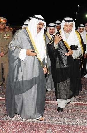 الشيخ جابر المبارك مع الشيخ مشعل الاحمد لدى زيارة سمو الامير الى وزارة الدفاع﻿