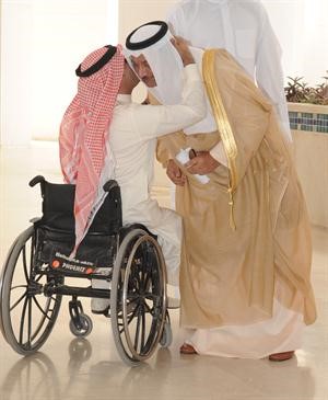احد المعاقين يقبل الشيخ جابر المبارك في مجلس الامة﻿