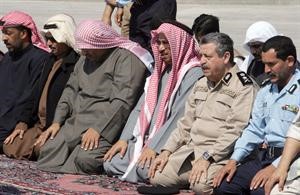 مؤديا الصلاة لدى تدشين مركز ام المرادم﻿