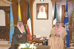 سمو ولي العهد الشيخ نواف الاحمد مستقبلا الشيخ صباح الخالد﻿