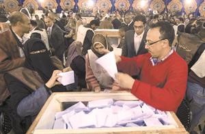 موظفو الانتخابات يقومون بعد الاصوات 	افپ﻿