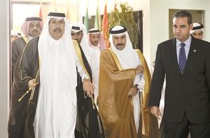 رئيس الوزراء ووزير الخارجية القطري الشيخ حمد بن جاسم لدى وصوله للاجتماع	 افپ﻿