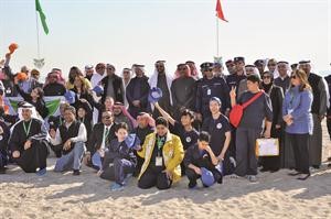 مها ملا حسين تتوسط القيادات النفطية مع طلاب اكاديمية اكسفورد خلال تنظيف شاطئ البلاجات بالسالمية﻿