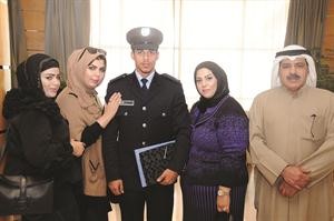 احد الخريجين يتوسط افراد اسرته