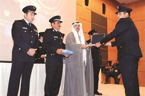الوزير علي الراشد واللواء جاسم المنصوري والمقدم خليل الامير خلال تسليم احد الخريجين شهادته كرم ذياب
