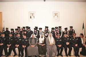 الوزير علي الراشد والشيخ علي الجابر والفريق متقاعد عبدالله الفارس واللواء المنصوري ونواب المدير العام في صورة مع عدد من الخريجات