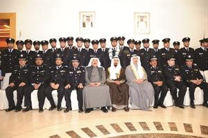 الخريجون في لقطة جماعية مع علي الراشد ومحافظي العاصمة وحولي وكبار المسؤولين في الاطفاء