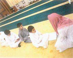 المحفظ يلقن الاطفال
