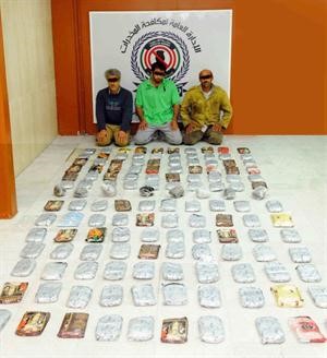 المتهمون وامامهم المضبوطات﻿