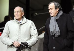 رئيس الاتحاد الاوروبي ميشيل بلاتيني في حديث مع رئيس نادي رين افپ
