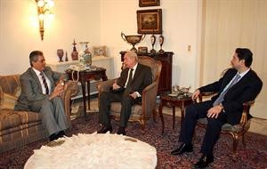 الرئيس عمر كرامي مستقبلا السفير السوري في لبنان علي عبدالكريم علي بحضور الوزير فيصل كرامي في بيروت امس محمود طويل