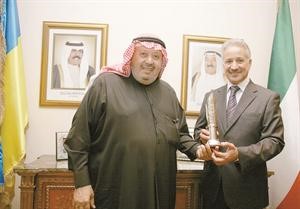 ويقدم درعا تذكارية لسفير الكويت لدى اوكرانيا يوسف القبندي