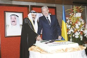 السفير وليد الخبيزي والسفير الاوكراني يقطعان كعكة الاحتفال	انور الكندري﻿