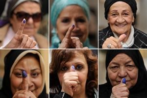 صورة ارشيفية مركبة لمصريات يرفعن اصابعهن بالحبر الفسفوري بعد اقتراعهناپ﻿