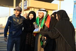 مواطن بين افراد اسرته بعد خروجه من السجن المركزي﻿