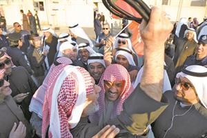 عباس الشعبي يرفع عقال مسلم البراك احتفاء بالافراج عنه وتقديرا لموقف البراك ﻿