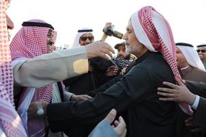 مسلم البراكيهنئ عباس الشعبي باطلاق سراحه	سعود سالم﻿