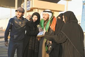 احد المفرج عنهم يتوسط ذويه بعد خروجه من السجن المركزي 	سعود سالم﻿