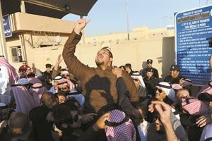 مفرج عنه محمولا على الاكتاف يهتف ابتهاجا باطلاق سراح الشباب﻿
