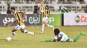 لاعب الاتحاد محمد نور يمر من مدافع الاهلي كامل الموسى
