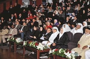 الوزير الكواري مع نجل الشهيد عمر المختار يتقدمان الحضور في مسرح قطر الوطني﻿