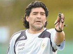 مارادونا يطالب بيليه بتغيير الطبيب الذي يتعالج عنده