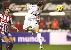 مهاجم ريال مدريد غونزالو هيغواين تالق امام خيخون في مباراة سابقة