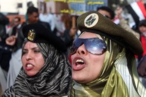 فتاتان ترتديان زي الداخلية والجيش في تظاهرة العباسية امس	اپ﻿