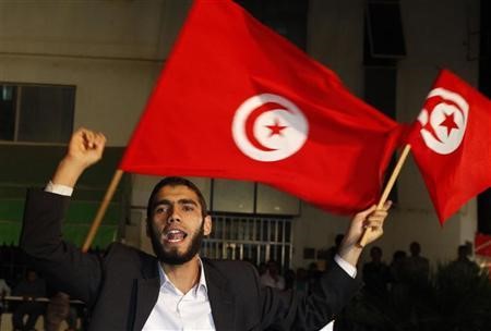 آلاف العلمانيين يتظاهرون في تونس احتجاجاً على اعتصام سلفيين في كلية