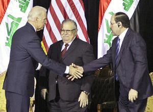 بايدن مصافحا المالكي بحضور طالباني في حفل تسليم مقرات القوات الاميركية للعراق	افپ﻿