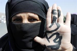 متظاهرة يمنية تدعو لمحامكة الرئيس علي عبدالله صالح واركان النظام	رويترز﻿