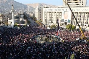 مؤيدون للرئيس بشار الاسد خرجوا رفضا لقرارات الجامعة العربية في دمشق امس افپ