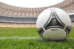 «تانغو 12» كرة أديدس الرسمية لـ «يورو 2012»  تحمل آمال الإسبان