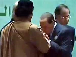 الصورة التي اثارت جدلا واسعا لبرلسكوني مقبلا يد القذافي﻿