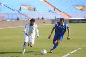 لاعب وسط الهلال احمد الفريدي يمر من مدافع الفتح﻿
