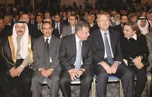 الرئيسان نجيب ميقاتي وفؤاد السنيورة خلال احدى فعاليات المعرض﻿