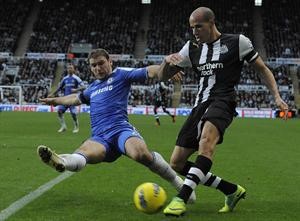لاعب تشلسي ايفانوفيتش يحاول عرقلة لاعب نيوكاسل اوبرتان رويترز