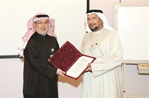 خالد الكندري يكرم احد الموظفين المتميزين﻿
