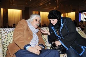 ديوسف العوضي متحدثا الى الزميلة حنان عبدالمعبود كرم ذياب
