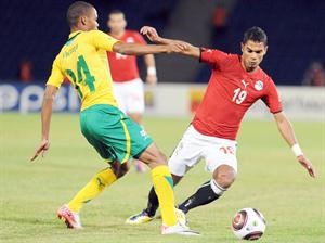 لاعب اولمبي مصر احمد عبدالباسط يتخطى الجنوب افريقي غلادوين شيتولو 	افپ﻿