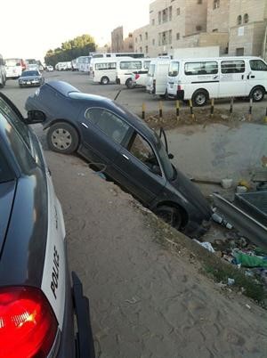 المركبة المسروقة بعد ان هوت داخل حفرة﻿