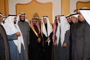فلاح بن جامع متوسطا مبارك الوعلان وفلاح الصواغ ومسلم البراك وسعد طامي