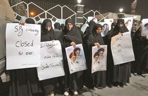 ايرانيات يستقبلن مجموعة من الدبلوماسيين الايرانيين المطرودين من لندن في مطار مهر اباد افپ