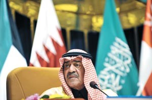 الامير مقرن بن عبدالعزيز خلال مؤتمر الخليج والعالم في الرياض افپ