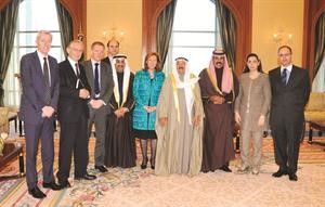 صاحب السمو الامير الشيخ صباح الاحمد مستقبلا نائبة رئيس مجلس اللوردات البريطاني بحضور سمو ولي العهد الشيخ نواف الاحمد وجاسم الخرافي ودرولا دشتي