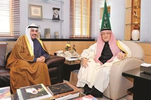 الشيخ حمد جابر العلي خلال لقائه دعبدالعزيز خوجة﻿
